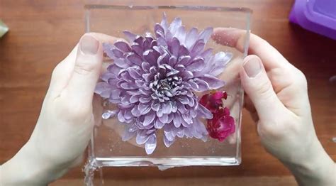 does freezing flowers preserve them: A Delve into the Intricacies of Preserving Nature's Beauty Through Cryogenics and Beyond