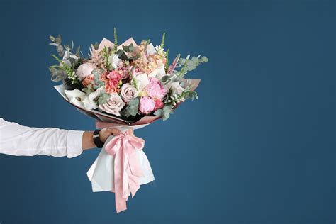 How to Send Flowers to Hospital: Exploring the Art and Etiquette Behind This Thoughtful Gesture